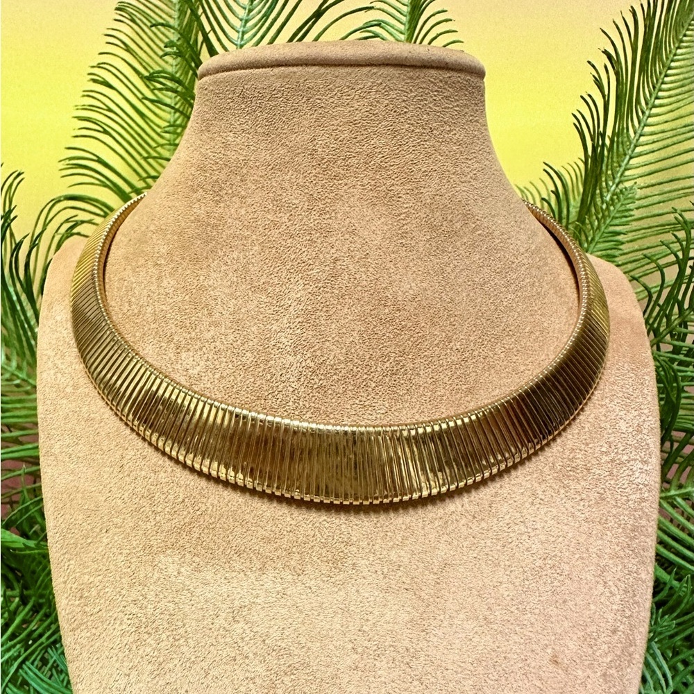 Gold tone flex collar necklace - Picture 2 of 6